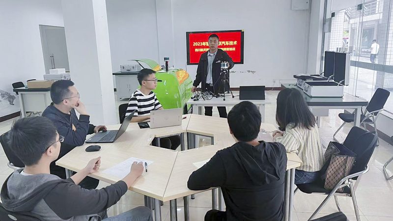 小标题：学历提升背景与需求