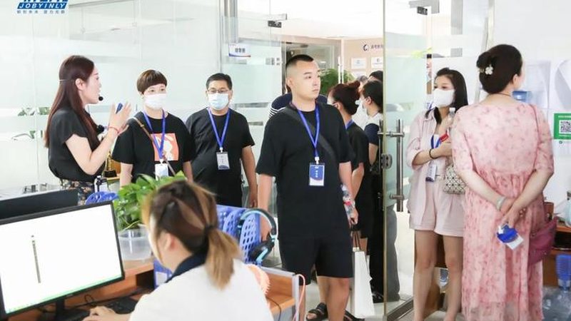 成人技能培训的收费标准通常由以下几个部分构成：